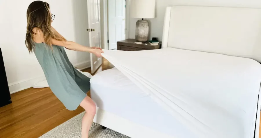 How to Keep Fitted Sheet on Bed